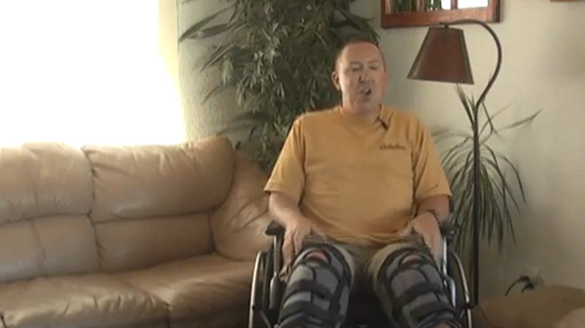 Båda benen bröts – nu får han sitta i rullstol resten av sommaren.